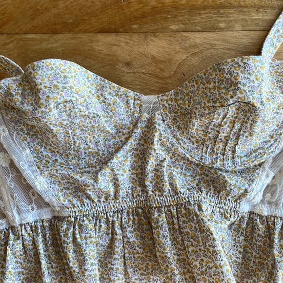 Dainty flower and lace coreset top - Picture 4 of 6